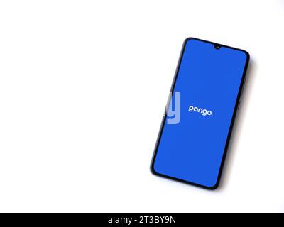 LOD, Israel - 16. Juli 2023: Startbildschirm der Pango-App auf Smartphone auf weißem Hintergrund. Draufsicht flach mit Kopierraum. Stockfoto