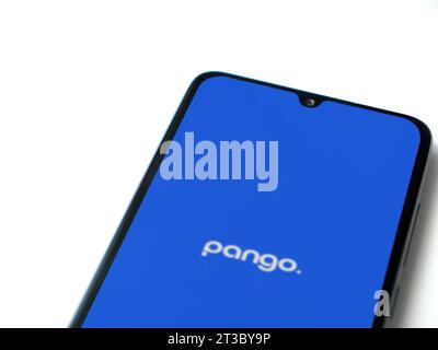 LOD, Israel - 16. Juli 2023: Startbildschirm der Pango-App auf Smartphone auf weißem Hintergrund. Draufsicht flach mit Kopierraum. Stockfoto