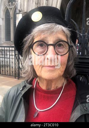 Die pensionierte Lehrerin Gaie Delap aus Bristol, vor den Royal Courts of Justice in London, wo sie einem Richter des High Court erzählte, warum sie auf eine Autobahnbrücke kletterte, um an einem Just Stop Oil Protest teilzunehmen. Frau Delap ist eine von 12 Stop Oil-Demonstranten, die beschuldigt werden, gegen eine Anordnung verstoßen zu haben, die darauf abzielt, den Protest auf der M25 einzuschränken und "die größtmögliche Unterbrechung der Öffentlichkeit" zu verursachen. Bilddatum: Dienstag, 24. Oktober 2023. Stockfoto