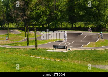 Langeac, Frankreich - 28. Mai 2023: Kinder und Erwachsene fahren auf einer speziellen Sportstrecke mit Fahrrädern und Motorrollern. Sportaktivitätskonzept Stockfoto