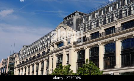 Louis Vuitton Flagship Store in Paris an der Brücke Pont Neuf - STADT PARIS, FRANKREICH - 4. SEPTEMBER 2023 Stockfoto