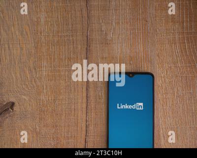 LOD, Israel - 16. Juli 2023: Startbildschirm der LinkedIn App auf Smartphone auf hölzernem Hintergrund. Draufsicht flach mit Kopierraum. Stockfoto