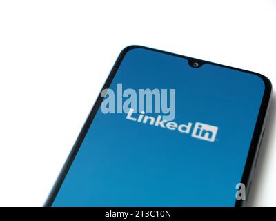 LOD, Israel - 16. Juli 2023: Startbildschirm der LinkedIn App auf Smartphone auf weißem Hintergrund. Draufsicht flach mit Kopierraum. Stockfoto