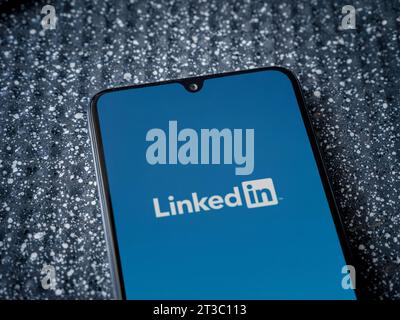 LOD, Israel - 16. Juli 2023: Startbildschirm der LinkedIn App auf Smartphone auf metallischem Hintergrund. Nahaufnahme Draufsicht flach verlegen. Stockfoto