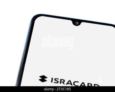 LOD, Israel - 16. Juli 2023: Startbildschirm der Isracard App auf Smartphone auf weißem Hintergrund. Draufsicht flach mit Kopierraum. Stockfoto