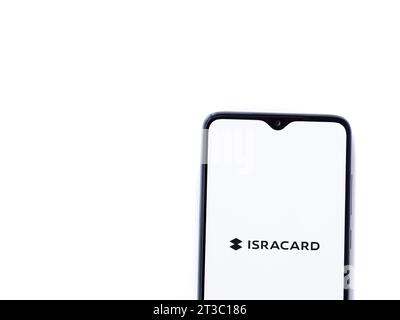 LOD, Israel - 16. Juli 2023: Startbildschirm der Isracard App auf Smartphone auf weißem Hintergrund. Draufsicht flach mit Kopierraum. Stockfoto