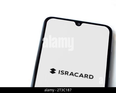 LOD, Israel - 16. Juli 2023: Startbildschirm der Isracard App auf Smartphone auf weißem Hintergrund. Draufsicht flach mit Kopierraum. Stockfoto