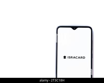 LOD, Israel - 16. Juli 2023: Startbildschirm der Isracard App auf Smartphone auf weißem Hintergrund. Draufsicht flach mit Kopierraum. Stockfoto