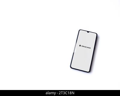 LOD, Israel - 16. Juli 2023: Startbildschirm der Isracard App auf Smartphone auf weißem Hintergrund. Draufsicht flach mit Kopierraum. Stockfoto