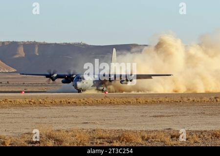 Die israelische Luftwaffe C-130J Shimshon landet auf einem Feldstreifen. Stockfoto