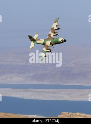 Die israelische Luftwaffe KC-130H Karnaf fliegt tief über dem Toten Meer. Stockfoto