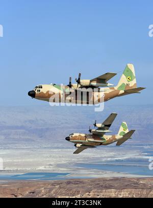 Die israelische Luftwaffe KC-130H Karnaf fliegt tief über dem Toten Meer. Stockfoto