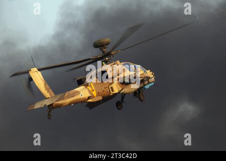 Israelische Luftwaffe AH-64D Saraf bewaffnet mit Übungs-Hellfire-Raketen während einer taktischen Anzeige. Stockfoto