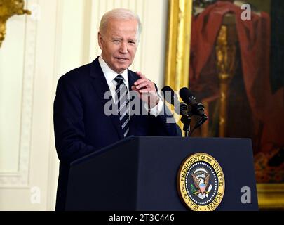 Washington DC, USA. Oktober 2023. US-Präsident Joe Biden macht eine Rede vor der Verleihung der National Medal of Science und der National Medal of Technology and Innovation während einer Zeremonie im East Room des Weißen Hauses in Washington, DC am Dienstag, den 243. Oktober 2023.Credit: Ron Sachs/CNP/MediaPunch Credit: MediaPunch Inc/Alamy Live News Stockfoto