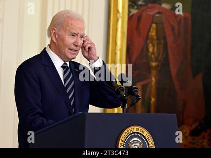 Washington DC, USA. Oktober 2023. US-Präsident Joe Biden macht eine Rede vor der Verleihung der National Medal of Science und der National Medal of Technology and Innovation während einer Zeremonie im East Room des Weißen Hauses in Washington, DC am Dienstag, den 243. Oktober 2023.Credit: Ron Sachs/CNP/MediaPunch Credit: MediaPunch Inc/Alamy Live News Stockfoto