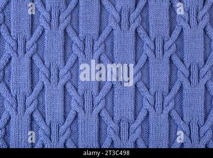 Gestrickter blauer abstrakter Hintergrund. Großes Strickmaterial mit Muster. Nahaufnahme einer gestrickten Decke. Kopierbereich Stockfoto