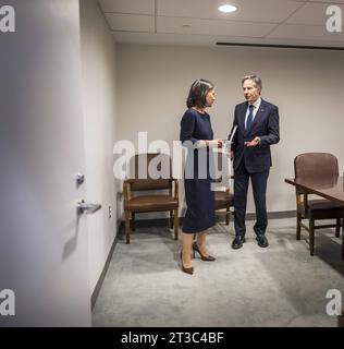 Annalena Baerbock Buendnis 90/die Gruenen, Bundesaussenministerin, fotografiert am Rande Ihrer Teilnahme an der hochrangigen offenen Debatte ueber den Nahen Osten im Sicherheitsrat der Vereinten Nationen. Hier im gespraech mit US Aussenminister Antony blinken. New York Vereinigte Staaten *** Annalena Baerbock Buendnis 90 die Gruenen, deutsche Außenministerin, fotografiert am Rande ihrer Teilnahme an der hochrangigen offenen Debatte über den Nahen Osten im Sicherheitsrat der Vereinten Nationen hier im Gespräch mit US-Außenminister Antony Blinken New York Vereinigte Staaten Urheberrecht: xThomasxKöhler Stockfoto