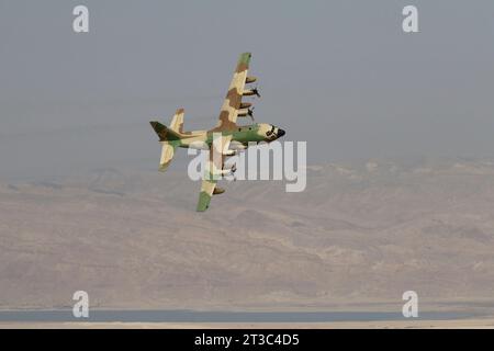 Die israelische Luftwaffe KC-130H Karnaf fliegt tief über dem Toten Meer. Stockfoto