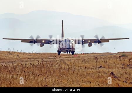 Die israelische Luftwaffe C-130H Karnaf fliegt tief über die Golanhöhen. Stockfoto