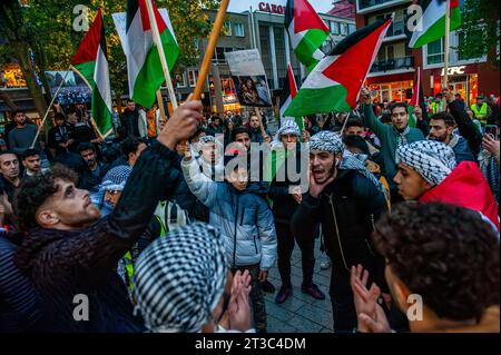 Die Palästinenser rufen während der Demonstration Slogans und halten palästinensische Fahnen. Rund 800 Demonstranten gingen durch das Stadtzentrum, um die israelische Regierung zu verurteilen und ihre Solidarität mit dem palästinensischen Volk zu bekunden. Diese pro-palästinensische Demonstration war eine der größten Demonstrationen in der Stadt. Stockfoto