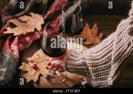 Herbststillleben mit zwei Gläsern Rotwein und trockenen Blättern Stockfoto