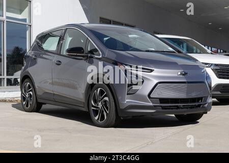 Noblesville - 22. Oktober 2023: Chevrolet Bolt EV Elektrofahrzeug Display. Chevy stellt den Bolt EV und den EUV nach dem Modelljahr 2023 ein. Stockfoto