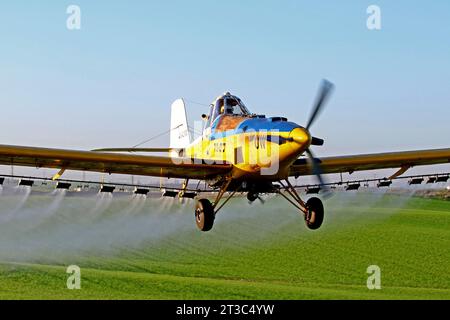 Israelischer Feldspritzer Turbo Thrush während einer Feldspritzmission im Hula-Tal, Israel. Stockfoto