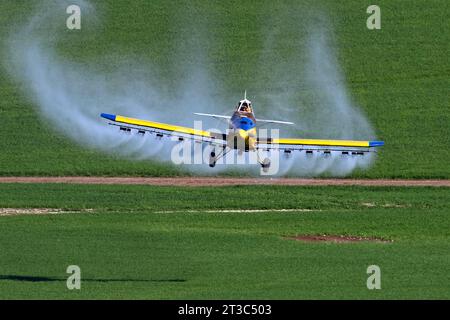 Israelischer Feldspritzer Turbo Thrush während einer Feldspritzmission im Hula-Tal, Israel. Stockfoto