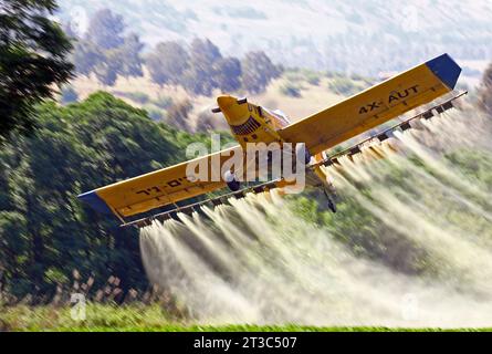 Israelischer Feldspritzer Turbo Thrush während einer Mission zur Staubentfernung im Hula-Tal, Israel. Stockfoto