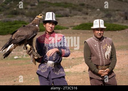 Kirgisischer Jäger mit ausgebildetem Goldenen Adler (Aquila chrysaetos), Song kol See, Naryn Region, Kirgisistan Stockfoto