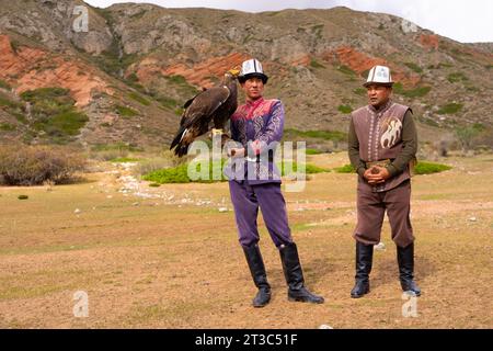 Kirgisischer Jäger mit ausgebildetem Goldenen Adler (Aquila chrysaetos), Song kol See, Naryn Region, Kirgisistan Stockfoto