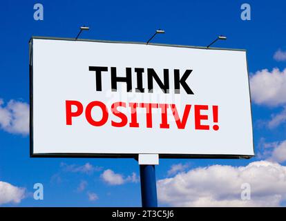 Positives Symbol. Concept Words sind positiv auf schönen großen weißen Plakatwänden. Wunderschöner blauer Wolkenhintergrund. Business, Motivational Thin Stockfoto