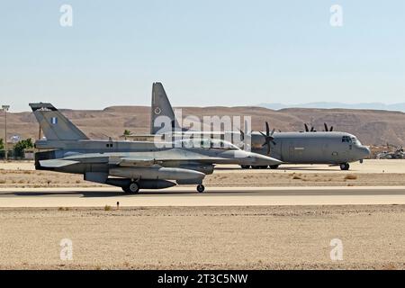 Eine Hellenic Air Force F-16D und eine israelische Air Force C-130J Shimshon auf der Ovda Air Force Base, Israel. Stockfoto