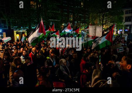 Nijmegen, Gelderland, Niederlande. Oktober 2023. Eine Menge Demonstranten hört während der Demonstration Pro-Palästina-Reden. Rund 800 Demonstranten gingen durch das Stadtzentrum, um die israelische Regierung zu verurteilen und ihre Solidarität mit dem palästinensischen Volk zu bekunden. Diese pro-palästinensische Demonstration war eine der größten Demonstrationen in der Stadt. (Credit Image: © Ana Fernandez/SOPA Images via ZUMA Press Wire) NUR REDAKTIONELLE VERWENDUNG! Nicht für kommerzielle ZWECKE! Stockfoto
