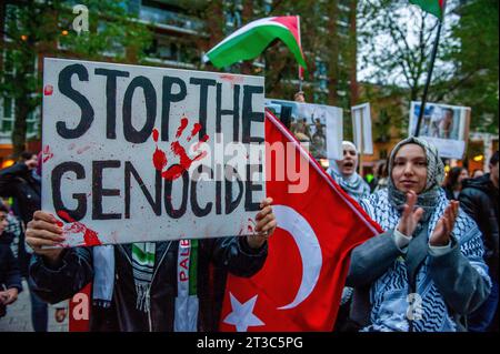 Nijmegen, Gelderland, Niederlande. Oktober 2023. Ein Demonstrant hält während der Demonstration ein Plakat mit der Aufschrift „stoppt den Völkermord“. Rund 800 Demonstranten gingen durch das Stadtzentrum, um die israelische Regierung zu verurteilen und ihre Solidarität mit dem palästinensischen Volk zu bekunden. Diese pro-palästinensische Demonstration war eine der größten Demonstrationen in der Stadt. (Credit Image: © Ana Fernandez/SOPA Images via ZUMA Press Wire) NUR REDAKTIONELLE VERWENDUNG! Nicht für kommerzielle ZWECKE! Stockfoto