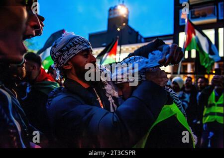 Nijmegen, Gelderland, Niederlande. Oktober 2023. Während der Demonstration wird ein palästinensischer Demonstrant gesehen, der einem anderen Mann einen palästinensischen Schal über den Kopf legt. Rund 800 Demonstranten gingen durch das Stadtzentrum, um die israelische Regierung zu verurteilen und ihre Solidarität mit dem palästinensischen Volk zu bekunden. Diese pro-palästinensische Demonstration war eine der größten Demonstrationen in der Stadt. (Credit Image: © Ana Fernandez/SOPA Images via ZUMA Press Wire) NUR REDAKTIONELLE VERWENDUNG! Nicht für kommerzielle ZWECKE! Stockfoto