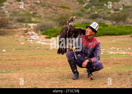 Kirgisischer Jäger mit ausgebildetem Goldenen Adler (Aquila chrysaetos), Song kol See, Naryn Region, Kirgisistan Stockfoto