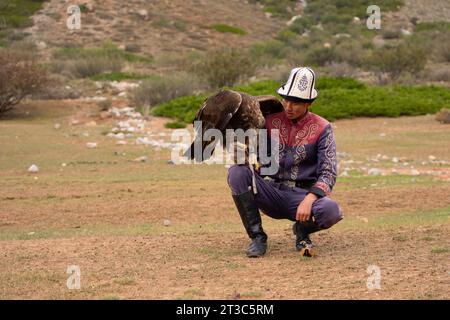 Kirgisischer Jäger mit ausgebildetem Goldenen Adler (Aquila chrysaetos), Song kol See, Naryn Region, Kirgisistan Stockfoto