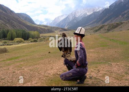 Kirgisischer Jäger mit ausgebildetem Goldenen Adler (Aquila chrysaetos), Song kol See, Naryn Region, Kirgisistan Stockfoto