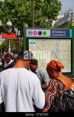 07 Juli 2009, Paris, Frankreich - Menschen ethnischer Minderheiten auf einer Stadtkarte am Eingang der U-Bahn-Station Strasbourg Saint-Denis von der Straße Stockfoto