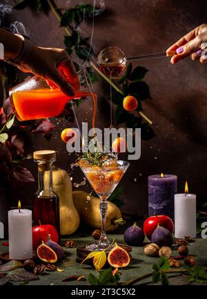 Frau, die Herbstcocktail mit Kürbissaft und Ahornsirup zubereitet.Sommer Herbstgetränke und alkoholische Cocktails. Alkoholischer Cocktail oder Entgiftungsgetränk Stockfoto