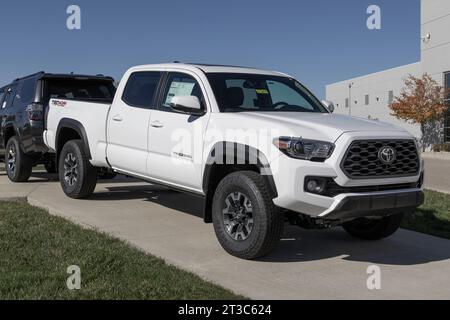 Noblesville - 22. Oktober 2023: Toyota Tacoma wird in einem Händlerbetrieb ausgestellt. Toyota bietet den Tacoma in SR, SR5, TRD, Limited, Trail SE, und TRD Pro Modelle Stockfoto