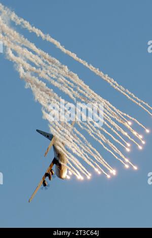 Eine israelische Luftwaffe C-130J Shimshon, die Flares freisetzt. Stockfoto