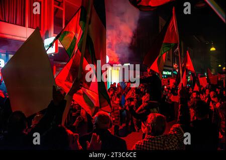 Nijmegen, Gelderland, Niederlande. Oktober 2023. Die Demonstranten werden während der Demonstration durch ein rotes Rauchsignal beleuchtet. Rund 800 Demonstranten gingen durch das Stadtzentrum, um die israelische Regierung zu verurteilen und ihre Solidarität mit dem palästinensischen Volk zu bekunden. Diese pro-palästinensische Demonstration war eine der größten Demonstrationen in der Stadt. (Credit Image: © Ana Fernandez/SOPA Images via ZUMA Press Wire) NUR REDAKTIONELLE VERWENDUNG! Nicht für kommerzielle ZWECKE! Stockfoto