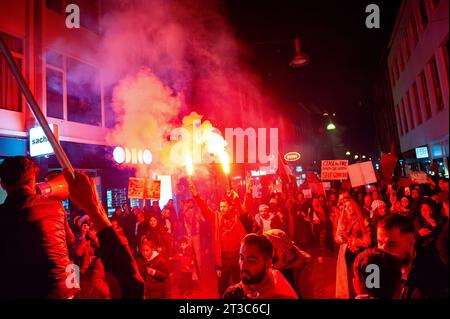Nijmegen, Gelderland, Niederlande. Oktober 2023. Während der Demonstration werden Demonstranten beobachtet, die einen Mann mit einem roten Rauchfackel umgeben. Rund 800 Demonstranten gingen durch das Stadtzentrum, um die israelische Regierung zu verurteilen und ihre Solidarität mit dem palästinensischen Volk zu bekunden. Diese pro-palästinensische Demonstration war eine der größten Demonstrationen in der Stadt. (Credit Image: © Ana Fernandez/SOPA Images via ZUMA Press Wire) NUR REDAKTIONELLE VERWENDUNG! Nicht für kommerzielle ZWECKE! Stockfoto