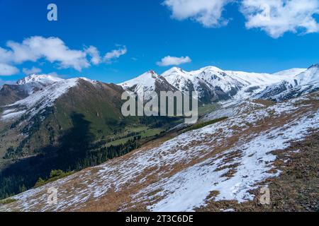 Schneebedeckte Gipfel des Skigebiets Karakol, Kirgisistan Stockfoto