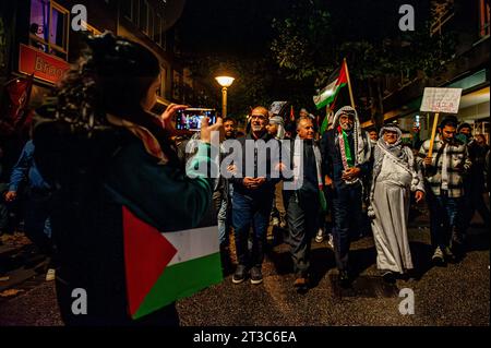 Nijmegen, Gelderland, Niederlande. Oktober 2023. Palästinensische Demonstranten wurden während der Demonstration gesehen. Rund 800 Demonstranten gingen durch das Stadtzentrum, um die israelische Regierung zu verurteilen und ihre Solidarität mit dem palästinensischen Volk zu bekunden. Diese pro-palästinensische Demonstration war eine der größten Demonstrationen in der Stadt. (Credit Image: © Ana Fernandez/SOPA Images via ZUMA Press Wire) NUR REDAKTIONELLE VERWENDUNG! Nicht für kommerzielle ZWECKE! Stockfoto