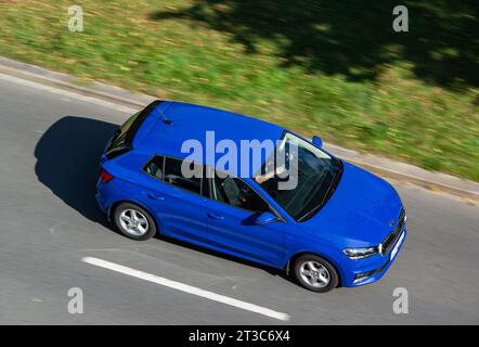 OSTRAVA, TSCHECHISCHE REPUBLIK - 17. SEPTEMBER 2022: Blaues Skoda Fabia IV Fahrzeug mit starker Bewegungsunschärfe in Draufsicht Stockfoto