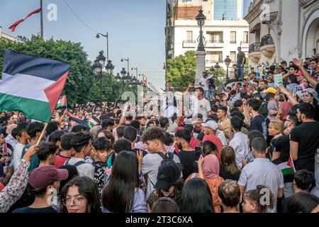 Die Menge der Demonstranten bei der pro-Palästina-Demonstration mit palästinensischen Fahnen und in Tunis Innenstadt, gefolgt von der Krankenhausexplosion in Gaza. Stockfoto