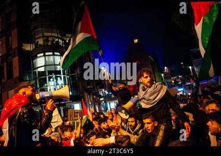 Nijmegen, Gelderland, Niederlande. Oktober 2023. Palästinensische Demonstranten rufen während der Demonstration Slogans gegen Israel. Rund 800 Demonstranten gingen durch das Stadtzentrum, um die israelische Regierung zu verurteilen und ihre Solidarität mit dem palästinensischen Volk zu bekunden. Diese pro-palästinensische Demonstration war eine der größten Demonstrationen in der Stadt. (Credit Image: © Ana Fernandez/SOPA Images via ZUMA Press Wire) NUR REDAKTIONELLE VERWENDUNG! Nicht für kommerzielle ZWECKE! Stockfoto